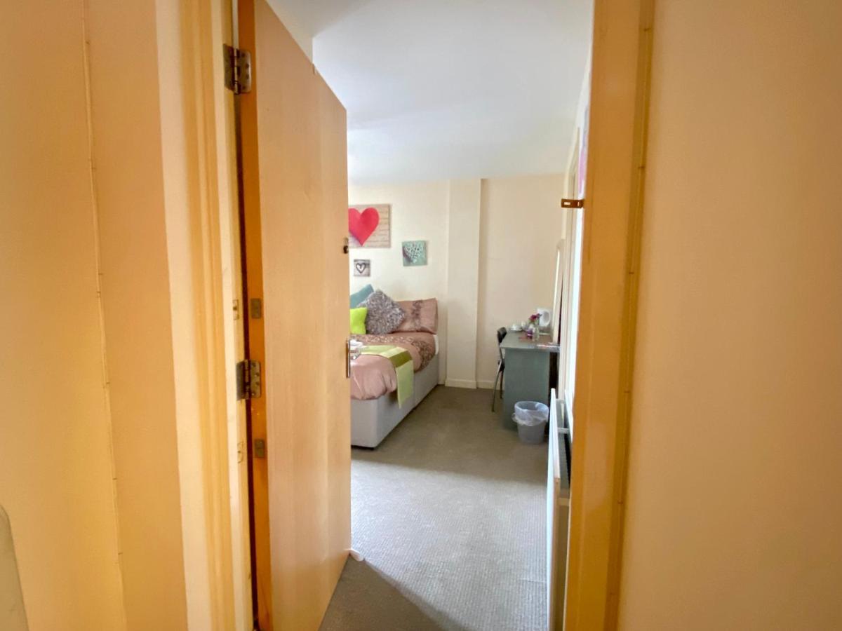 Lovely Double Room With Private Bathroom And Double Room With Shared Toilet & Parking Free Эдинбург Экстерьер фото